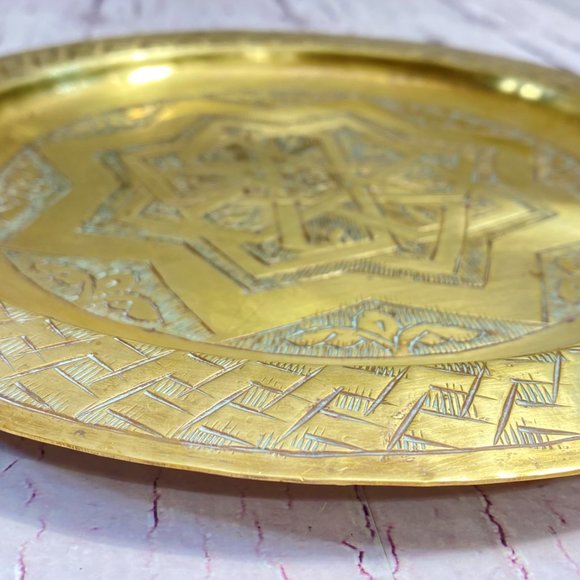 Vintage Islamic Brass Tray, Plate with handmade engraved ornaments the middle - Picture 7 of 10